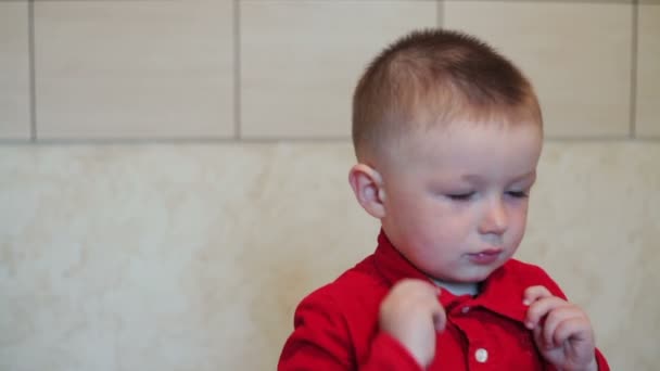 Little boy puts himself collar shirt — Stock Video