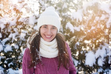 Beyaz şapkalı güzel kadın