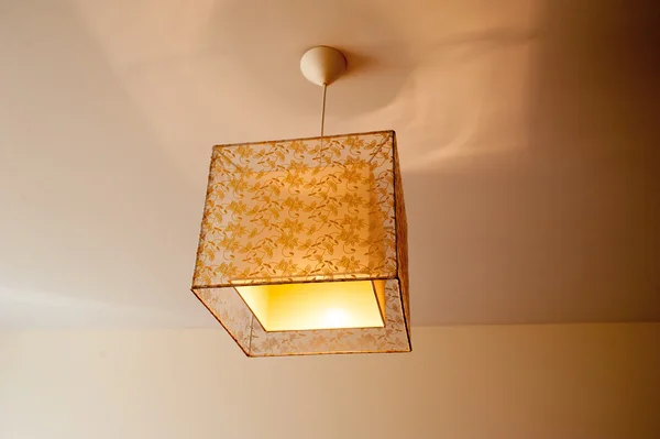 Hermosa lámpara en el techo en el dormitorio — Foto de Stock