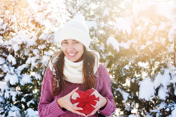 Beautiful woman in a white hat with a gift — Stock Photo, Image