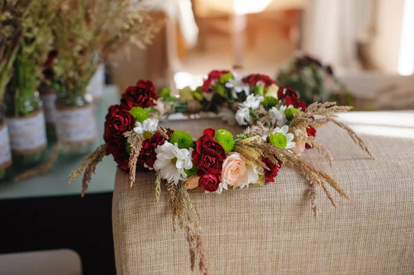 Hermosa corona de flores para la novia — Foto de Stock