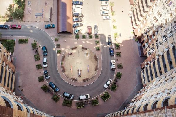 Luftaufnahme der vielen Autos in der Nähe des Gebäudes — Stockfoto