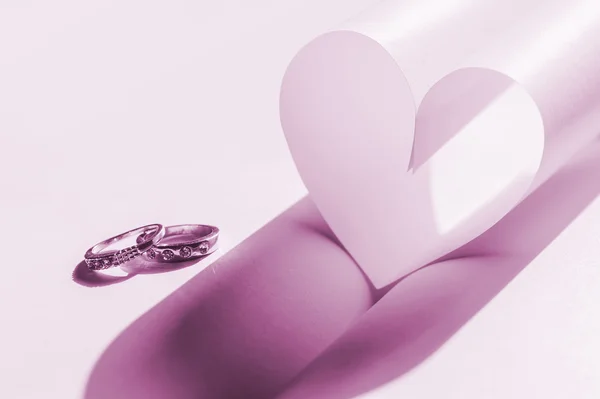 Anillos de boda y corazón. Concepto de amor — Foto de Stock