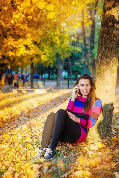 Schöne Frau im Herbstpark — Stockfoto