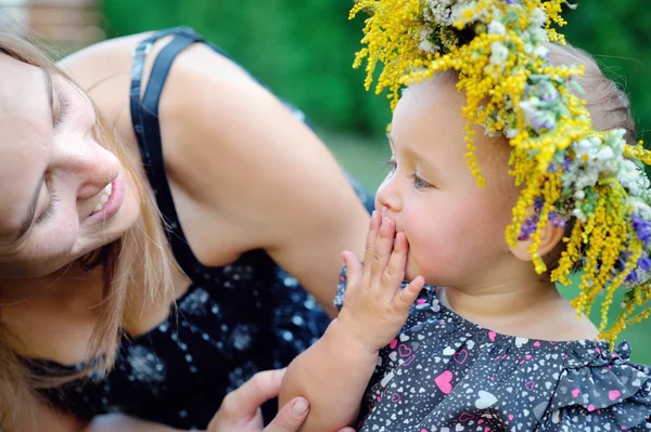 Bambina con sua madre su un picnic — Foto Stock