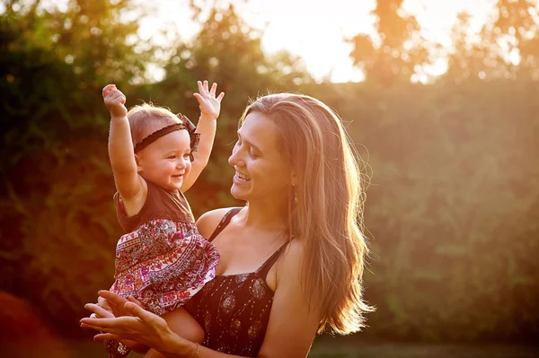 Mor med liten dotter promenad i park — Stockfoto