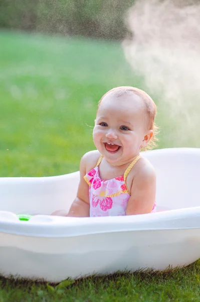 Kleines Mädchen badet in einem Bad im Park — Stockfoto