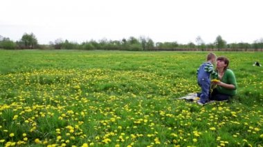 Anne ile oğlu bir parkta oynarken