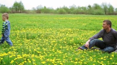 küçük çocuk malzeme çekme çiçekler