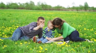 çayır üzerinde genç ailesi