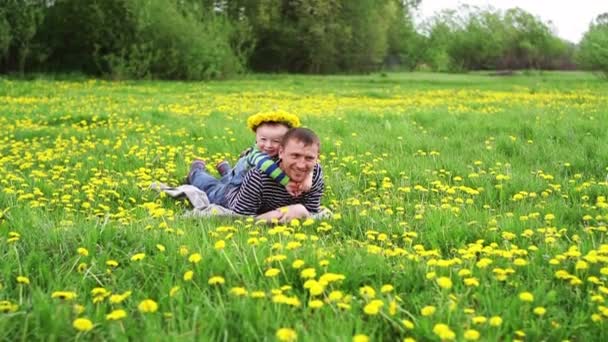 Vader spelen met zijn zoon in een weide — Stockvideo