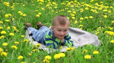 küçük çocuk bir battaniye var yalan