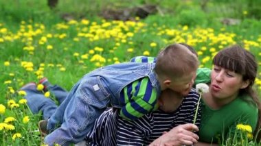 çayır üzerinde genç ailesi