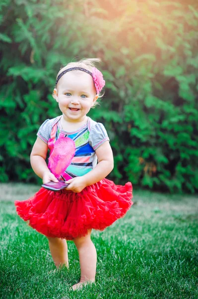 Petite fille marchant dans le parc — Photo