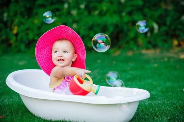 Kinderbaden mit Schaumbad — Stockfoto