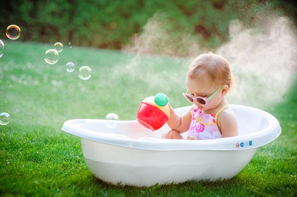 Banho infantil com banho de espuma — Fotografia de Stock