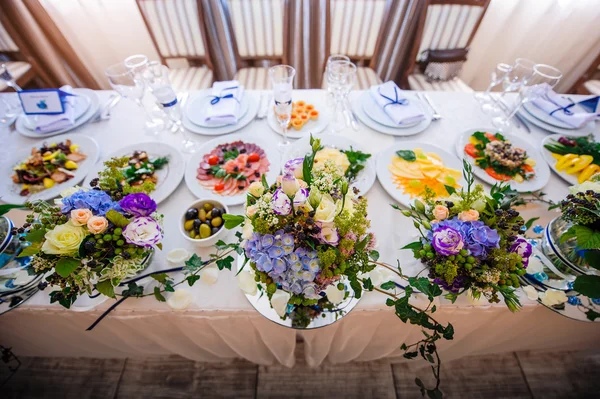 Table decorations with flowers — Stock Photo, Image