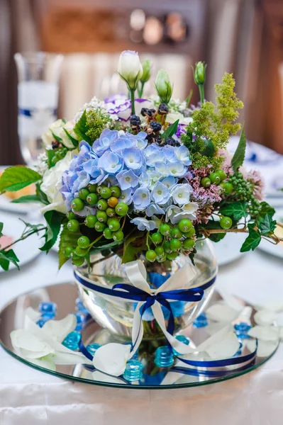 Table decorations with flowers — Stock Photo, Image