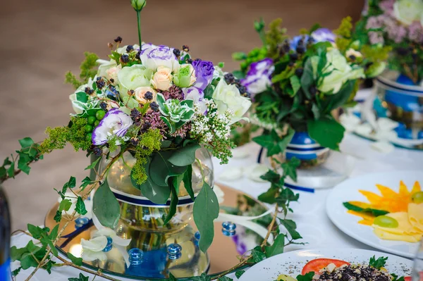 Dekorace na stůl s květinami — Stock fotografie