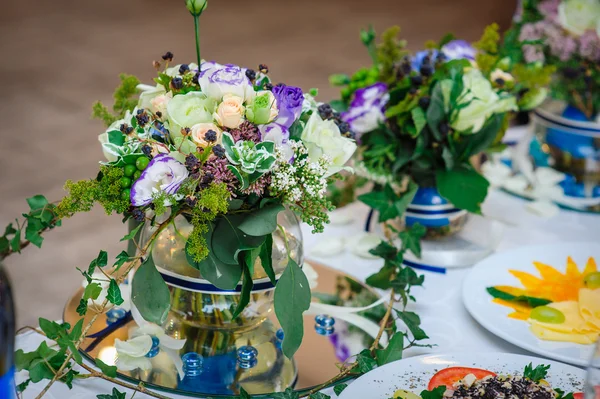 Table decorations with flowers — Stock Photo, Image