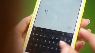 Güzel ve genç birbayan Smartphone'da SMS yazma