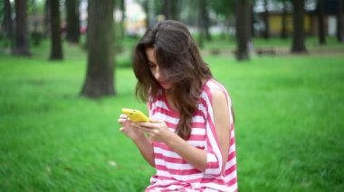 Parkta bir bankta oturan güzel kadın