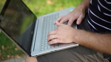 Bir dizüstü bilgisayar oturan işadamı