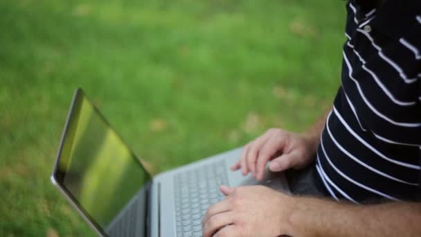 Geschäftsmann mit Laptop sitzt — Stockvideo