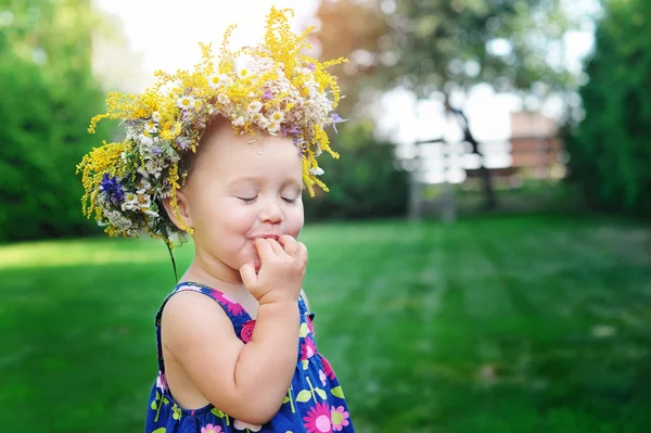 Kleines Mädchen mit einem schönen Kranz auf dem Kopf — Stockfoto