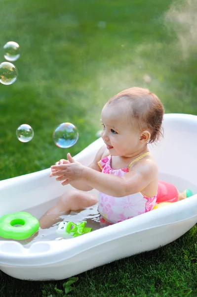 Маленька дівчинка купається в ванні з мильними бульбашками — стокове фото