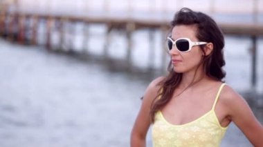 saç yürüyüş akış ile şehvetli genç kadın