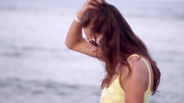 saç yürüyüş akış ile şehvetli genç kadın