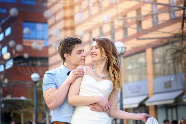 Bride and groom walk around the city — Stock Photo, Image