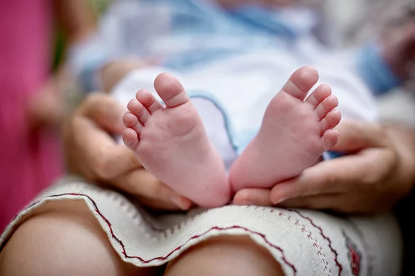 Father hold the feet of his new born son — стоковое фото