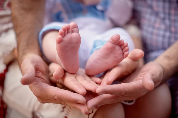 Father hold the the feet of his new born son — Stock Photo, Image