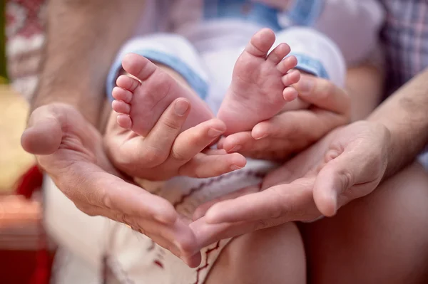 Ο πατέρας κρατήστε το στα πόδια του το νεογέννητο γιο του — Φωτογραφία Αρχείου