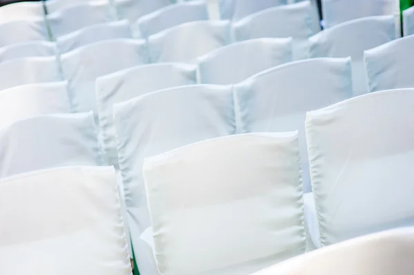 Cadeiras de casamento branco para a cerimônia — Fotografia de Stock