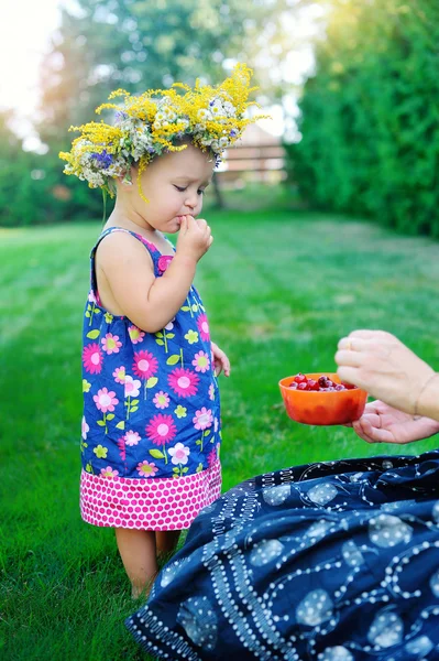 Härlig liten baby flicka med daisy krans — Stockfoto