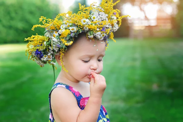Härlig liten baby flicka med daisy krans — Stockfoto