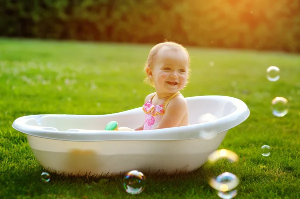 Kleines Mädchen sitzt in der Badewanne — Stockfoto