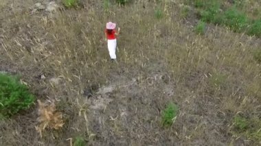 kırmızı gömlekli yürüyüş güzel kadın