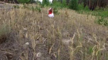 kırmızı gömlekli yürüyüş güzel kadın