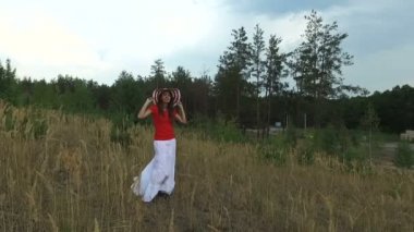 kırmızı gömlekli yürüyüş güzel kadın