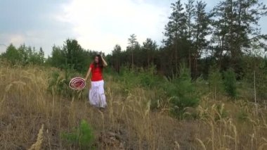 kırmızı gömlekli yürüyüş güzel kadın