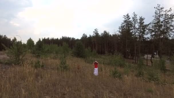 Όμορφη γυναίκα σε ένα κόκκινο πουκάμισο περπάτημα — Αρχείο Βίντεο