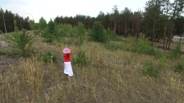 Mooie vrouw in een rode shirt wandelen — Stockvideo