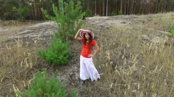 Hermosa mujer en una camisa roja caminando Videoclip