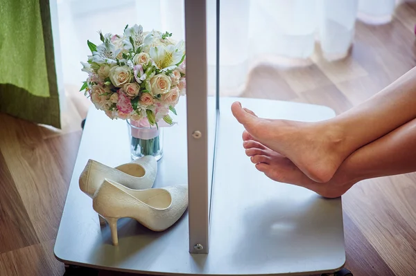 Lindo buquê de casamento e sapatos brancos — Fotografia de Stock