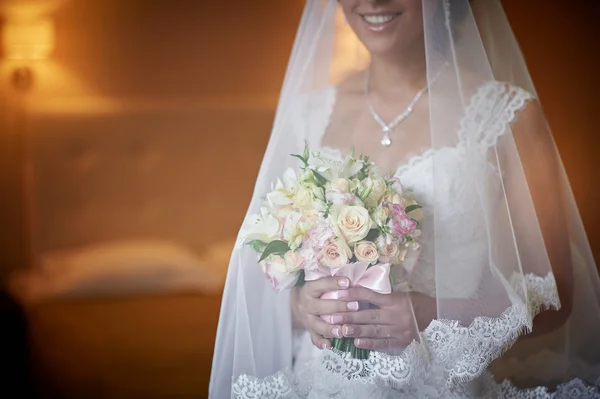 Güzel düğün buketi Gelinin ellerinde — Stok fotoğraf