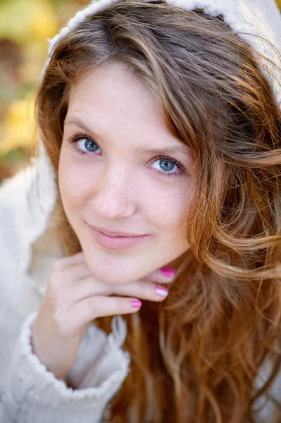 Portrait of a young woman with beautiful hair — Stock Photo, Image